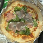 リバー ロック フォー - 生ハムとフレッシュハーブピザ