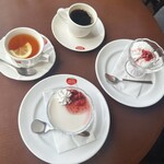 リバー ロック フォー - 紅茶、コーヒー、ストロベリーパンナコッタ(下)、ヨーグルトムースケーキ(右)