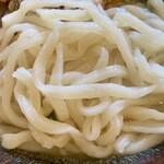 ゆう助うどん - 太さが不揃いでよじれて、見るからに手切りです