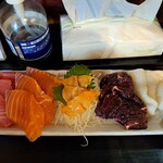 魚笑 - マグロ、サーモン、赤貝、クジラ、エンガワ、ホタテ