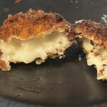 たわごと - カニクリームコロッケ　250円　断面