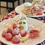 Cafe&Pancake Moi - いちごと自家製カスタードクリームのスフレパンケーキ