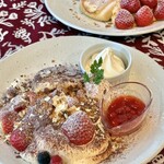 Cafe&Pancake Moi - いちごとティラミスクリームのスフレパンケーキ