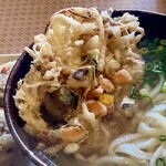 ゆう助うどん - 揚げ立てでアツアツの大きなかきあげ