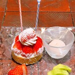 御曹司 きよやす邸 - お誕生日だと伝えると特別にデザートを用意してタルトにろうそくを立ててくださいました