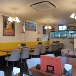 神奈川カレーハウス - ゆったり落ち着ける店内