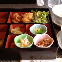 中国料理 青冥 祇園店 - 花見御膳　海老チリ、酢豚、鶏唐揚げ、サラダ、お粥、スープ、漬物