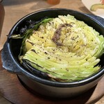 鶴橋 粉KONA - アンチョビガーリックキャベツ300円
底に溜まってるオイルソースを絡めて食べや。