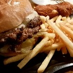 J.S. BURGERS CAFE - 奥深いチーズバーガー　税込2200円