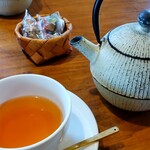 アンソレイユ - ドリンクは全ての飲み物OK。私はアールグレイダージリン 南部鉄器のポットにお代わりが入ってます