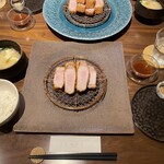 空蝉亭 - 手前:林SPF熟成ロース200g、奥:金華豚　熟成ロース200g