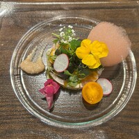 Salon de Patina - 春野菜と鶏ササミのタタキ タルタル仕立て春色の泡と梅麹ソース