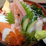 丼の店 おいかわ - 甘エビ、マグロ、イカ、いくら、サーモン、タコ、ワカメ、メカブ、いくら、玉子