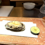 天ぷら 大坂屋 草哲 - 酢橘を絞っていただく鮑