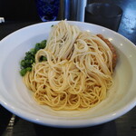 弘明寺丿貫 - イワシ明太子の和え玉の麺とその下の油ダレ