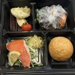 Dinner in the Sky JAPAN - 牛ほほ肉の赤ワイン煮込み　金目鯛（きんめだい）のコンフィー　プチパン　季節の根菜料理