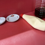 栄楽 - 注文のカツライスの千切りキャベツ用のマヨネーズ、 ②デカいチューブも一本そのまま一緒に渡されます