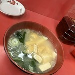 栄楽 - 味噌汁は豆腐ワカメ油揚げと具がたっぷりで美味しいし