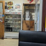 キンネン 新小岩店 - 正面と左が冷蔵庫。お肉は一皿300円。