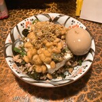 タイニーカフェ - 納豆丼のあたまのせ冷奴　煮卵付き