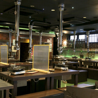 韓国の屋根部屋をイメージした店内で、料理を囲んでにぎやかに◎