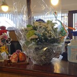 キッチン ブルー グローブ - レジ前の花