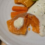 キッチン ブルー グローブ - 生サーモンへ、レモンのタルタルを添えて