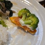 キッチン ブルー グローブ - ブロッコリーを乗せてのミキュイ