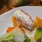 キッチン ブルー グローブ - 南瓜とサーモン、タルタルソースを添えて