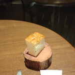 crescita - 切り株に焼きたてパン