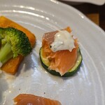 キッチン ブルー グローブ - ズッキーニへミキュイを乗せて