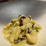 crescita - 火山の形のパスタと手羽先の煮込み、コクがあるソースが美味しい。