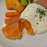 キッチン ブルー グローブ - サーモン　ミキュイをカット