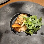 crescita - 皮がパリパリ、鮮魚の炭火焼き、自家栽培のサラダ春菊とともに