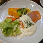 キッチン ブルー グローブ - サラダを乗せて