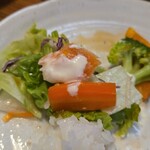 キッチン ブルー グローブ - サラダ、人参を添えて