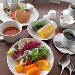 crescita - 朝食は、サラダが豊富。パンケーキか、卵料理が選べます。野菜たっぷりのスープや、グリーンスムージーが美味しかった！