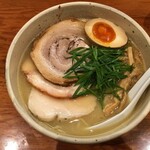 臥龍 - 肉麺（鳥白湯）