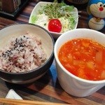 うさこ家 - 具だくさんで汗だく！ピリ辛トマトのデトックスープ・雑穀米・サラダ