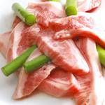 Yakiniku Yaruki - 塩ダレでもんだ“豚トロ”は特に女性に人気の一皿。お口いっぱいに広がる甘みが癖になります。