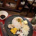 みつばち - ガーリックライス。ホタテ入ってるのですね。