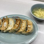 白乾児 - 焼き餃子(6個)550円(税込み)、チャーハンの卵スープ