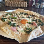 トラントドゥ - ガレットコース　　　　　　　　　　　　　　　　　　　　　　ベーコン、きのこ、たまご、ほうれん草クリーム