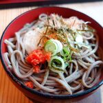 奥出雲そば処 一福 - とろろそばに薬味を乗せたところ