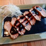 奥出雲そば処 一福 出雲縁結び空港店 - 鴨ロースト　910円、かかっている煮ツメとの相性バッチリ！