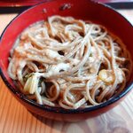 奥出雲そば処 一福 - つゆを掛けてよく混ぜます！