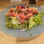 カジュアルフレンチBar 7FUKU - 苺と生ハムのサラダ