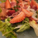 カジュアルフレンチBar 7FUKU - 苺はサラダになるんですよ(*ˊᗜˋ)