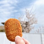 前田のコロッケ - 料理写真:コロッケ 140円
長く持てないくらいにアツアツ♡