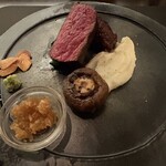 炭焼きステーキとワインobiobi - イチボにしました。付け合わせ、薬味も良き